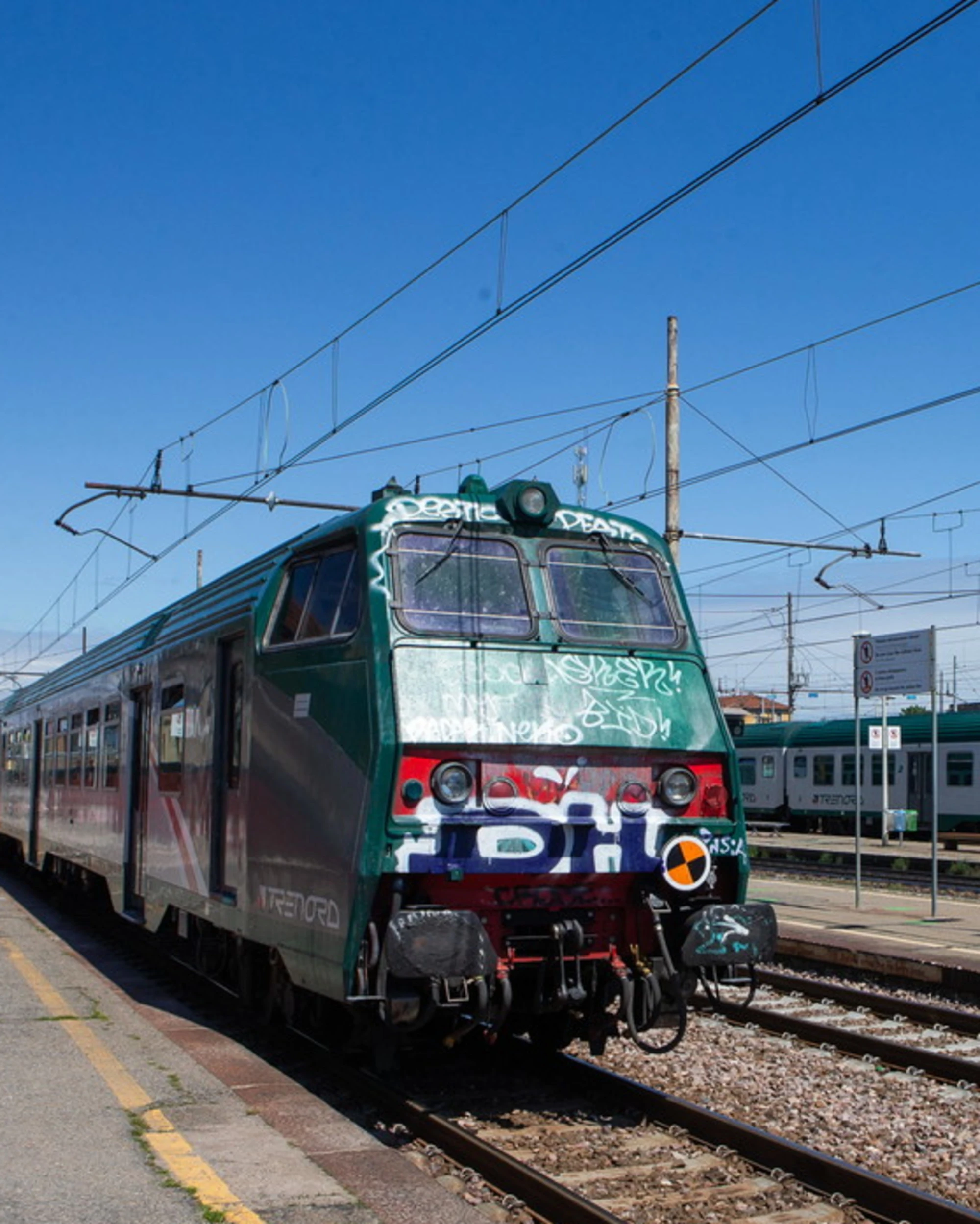 Milano, 17enne attraversa i binari in monopattino: muore travolta da un treno