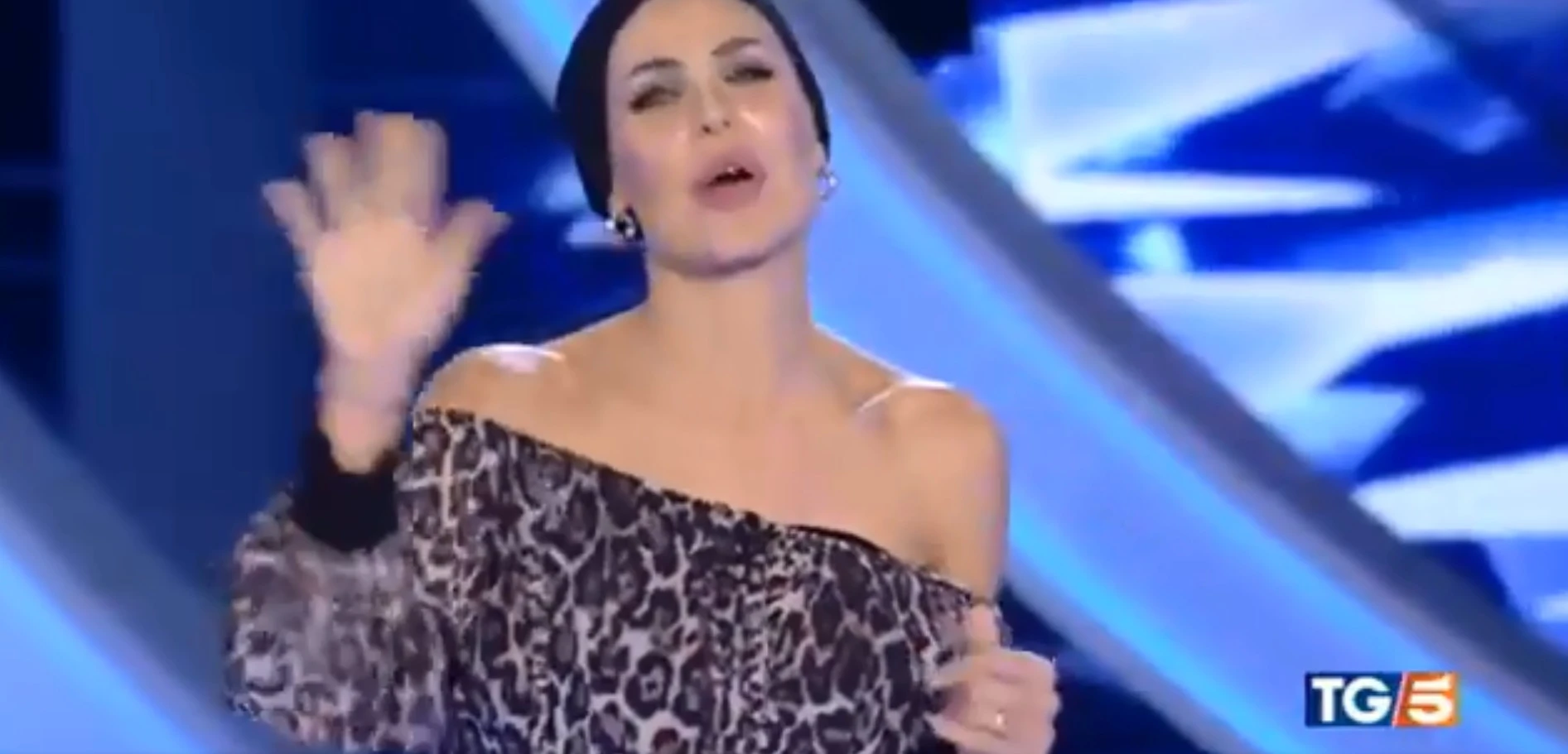 Grande Fratello Vip, il Tg5 si collega con Ilary Blasi prima della diretta: pazzesco, come la beccano