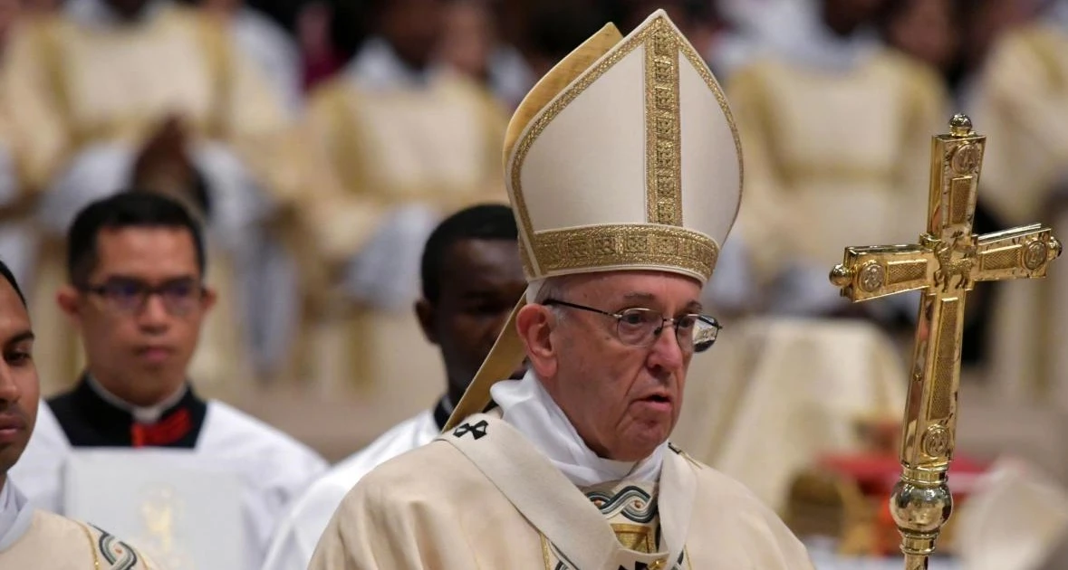 Vaticano, Papa Francesco in chiesa: "Se bambini hanno fame, allattateli pure"
