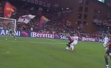 Genoa-Napoli, dopo De Bruyne il caos: arbitro assediato negli spogliatoi, chi si becca un maxi stop
