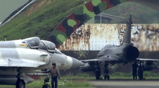Taiwan, "23 caccia e 5 navi da guerra cinesi". E la Russia minaccia il Giappone