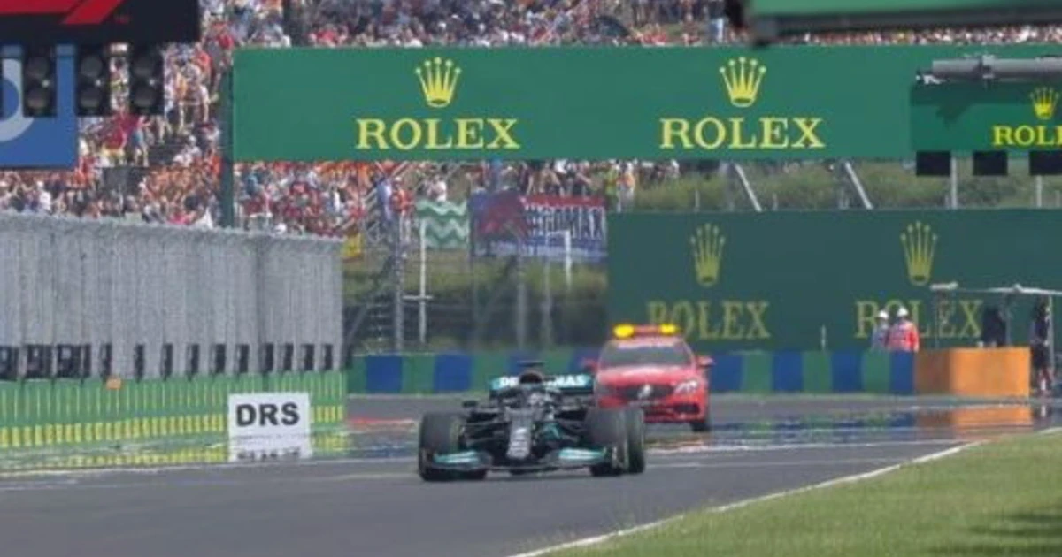 Gp Ungheria, non è uno scherzo: Lewis Hamilton parte da solo ma dopo un giro è ultimo, delirio in Mercedes