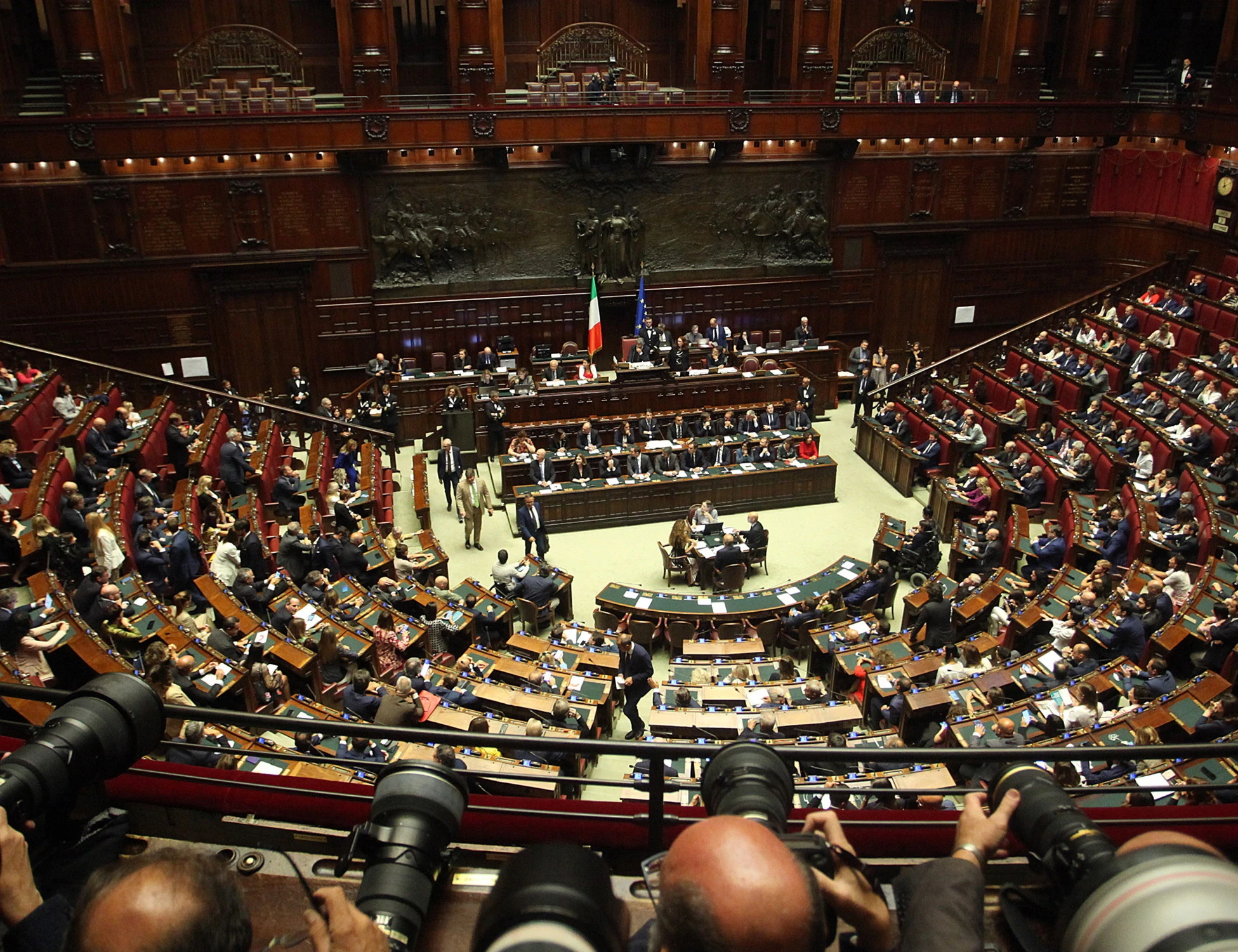 Camera, rissa per l'aria condizionata. E Angelo Bonelli delira