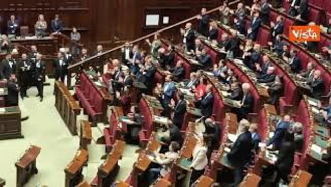 Opposizioni cantano 'Bella Ciao' prima del voto finale del Dl Sicurezza