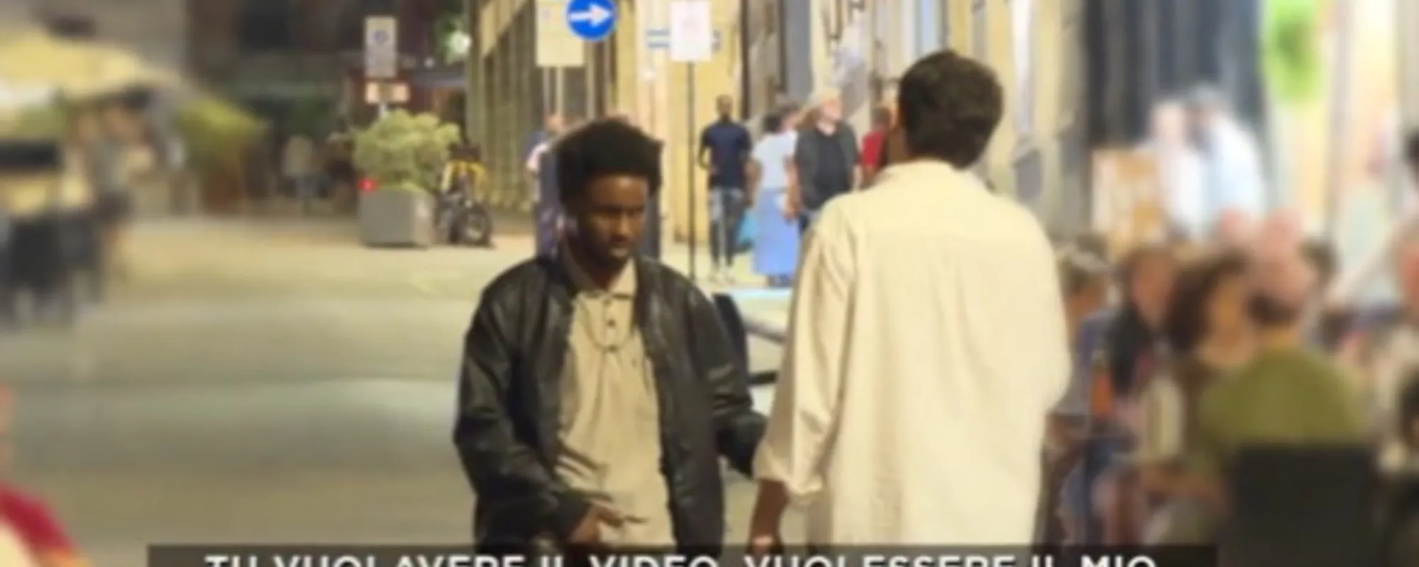 "Io ti spacco la faccia, ti sparo": l'immigrato minaccia l'inviato