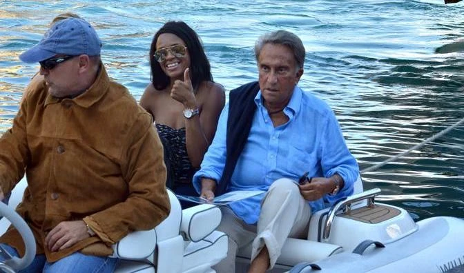 Emilio si consolain barca a Portofinocon una bella brunetta
