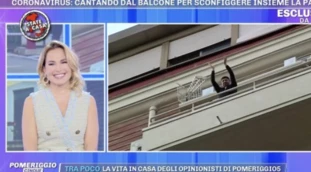 Pomeriggio 5, Gigi Finizio da lacrime: al balcone, la performance che commuove anche Barbara D'Urso