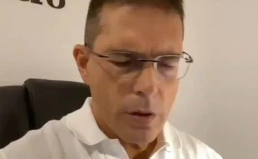 Capezzone, "Ilaria Salis è come una bussola": come si copre di ridicolo sul Leoncavallo