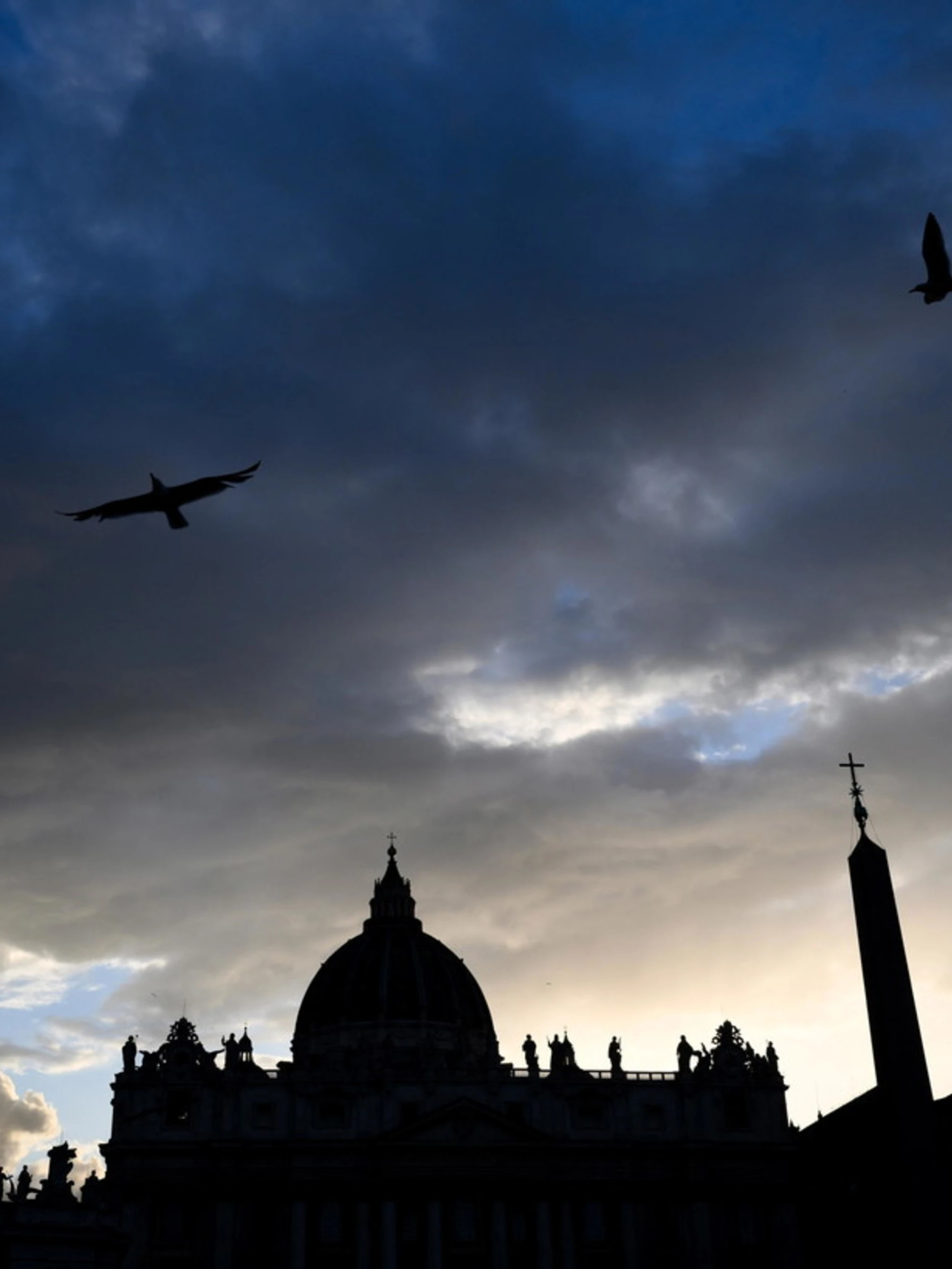 Papa Francesco, bara a passo d'uomo: accolta da poveri e bisognosi