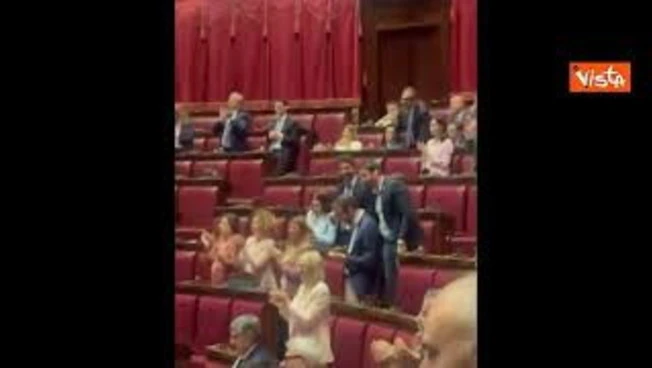Ovazione a Meloni che replica sulle ginocchiere, ma i vannacciani e il centrosinistra non applaudono