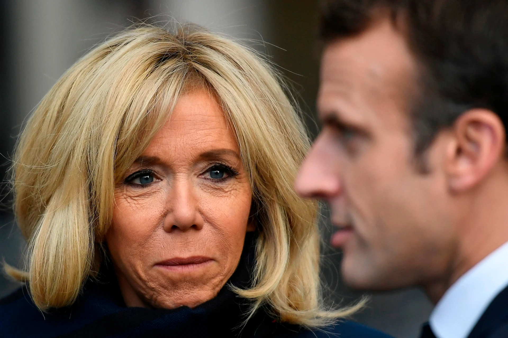 Brigitte Macron, perché si mise con il minorenne Emmanuel: roba piccante, lo scandalo che eccita la Francia