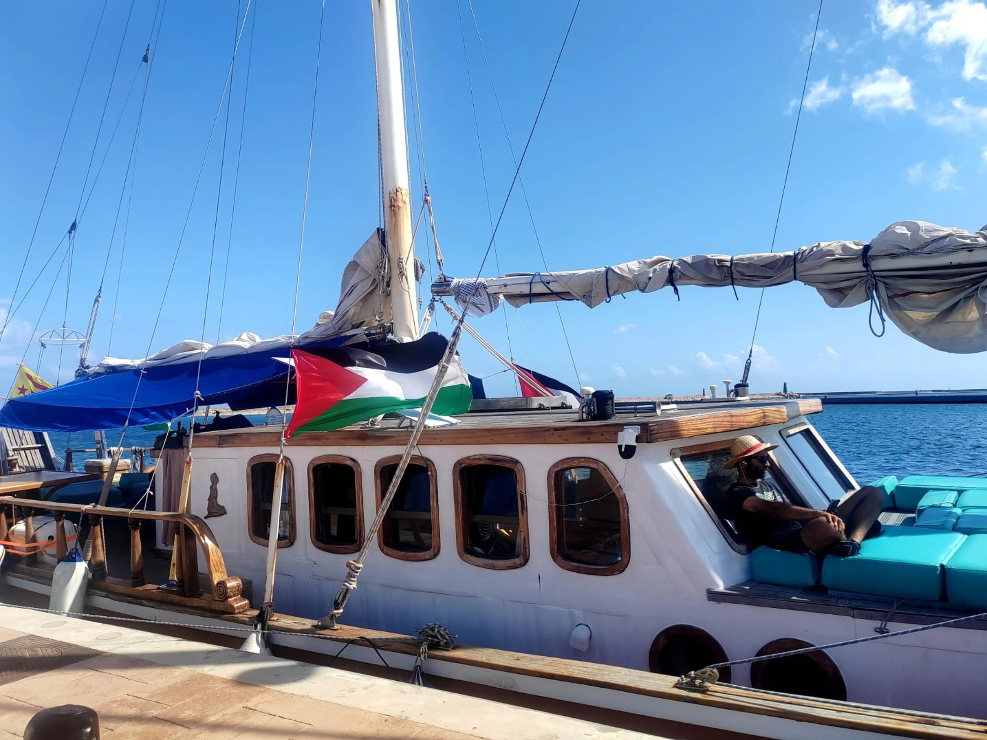 La Flotilla perde pezzi, chi resta a terra: figuraccia (e sospetti) in mare