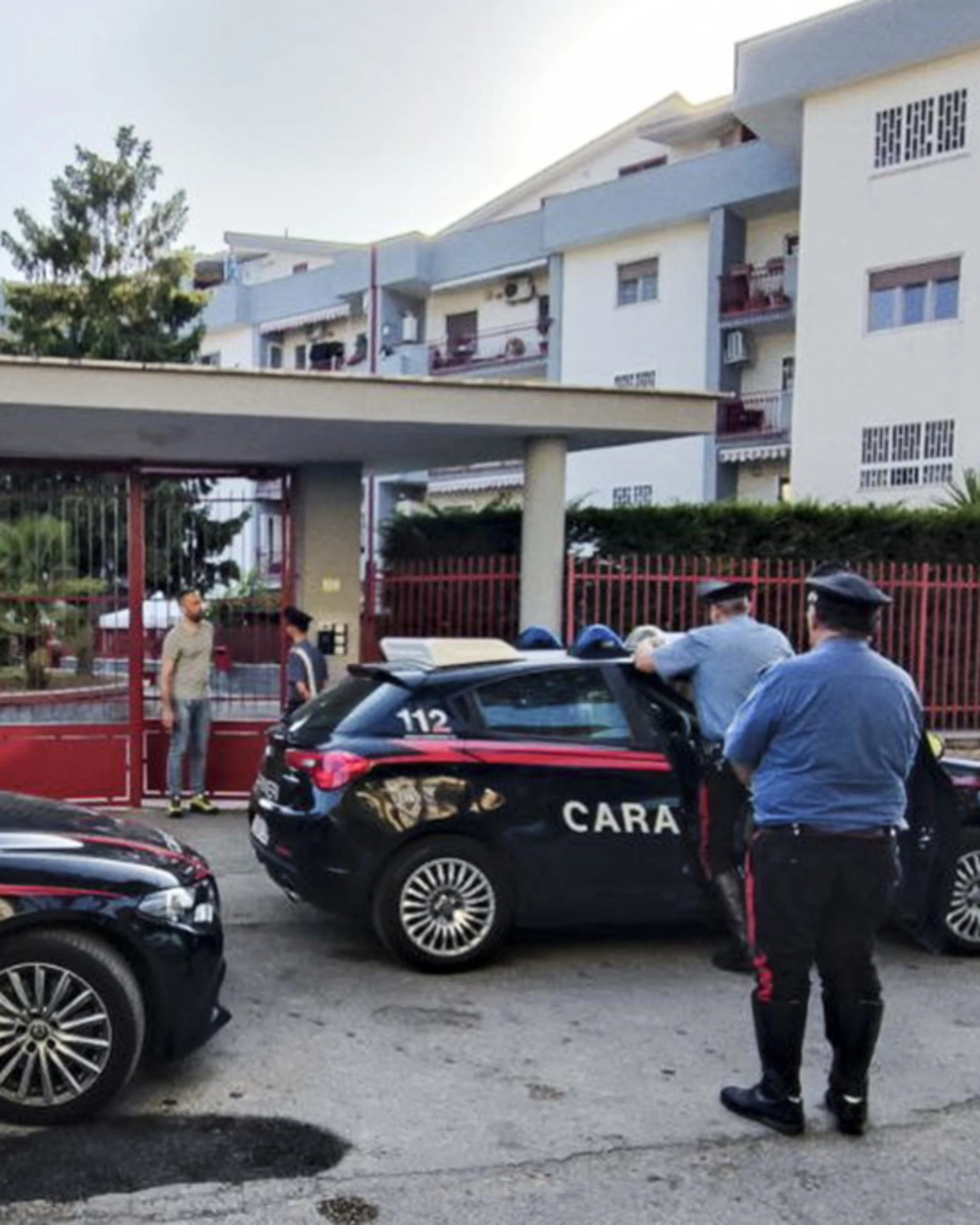 Napoli, omicidio choc: due fratelli uccidono il padre, cosa raccontano in giro