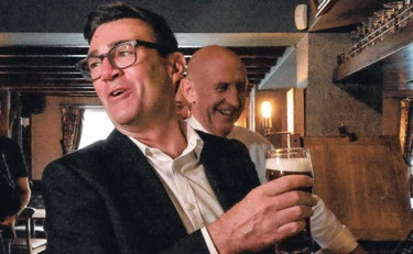 Il nuovo premier inglese? Spilla birra nei video social
