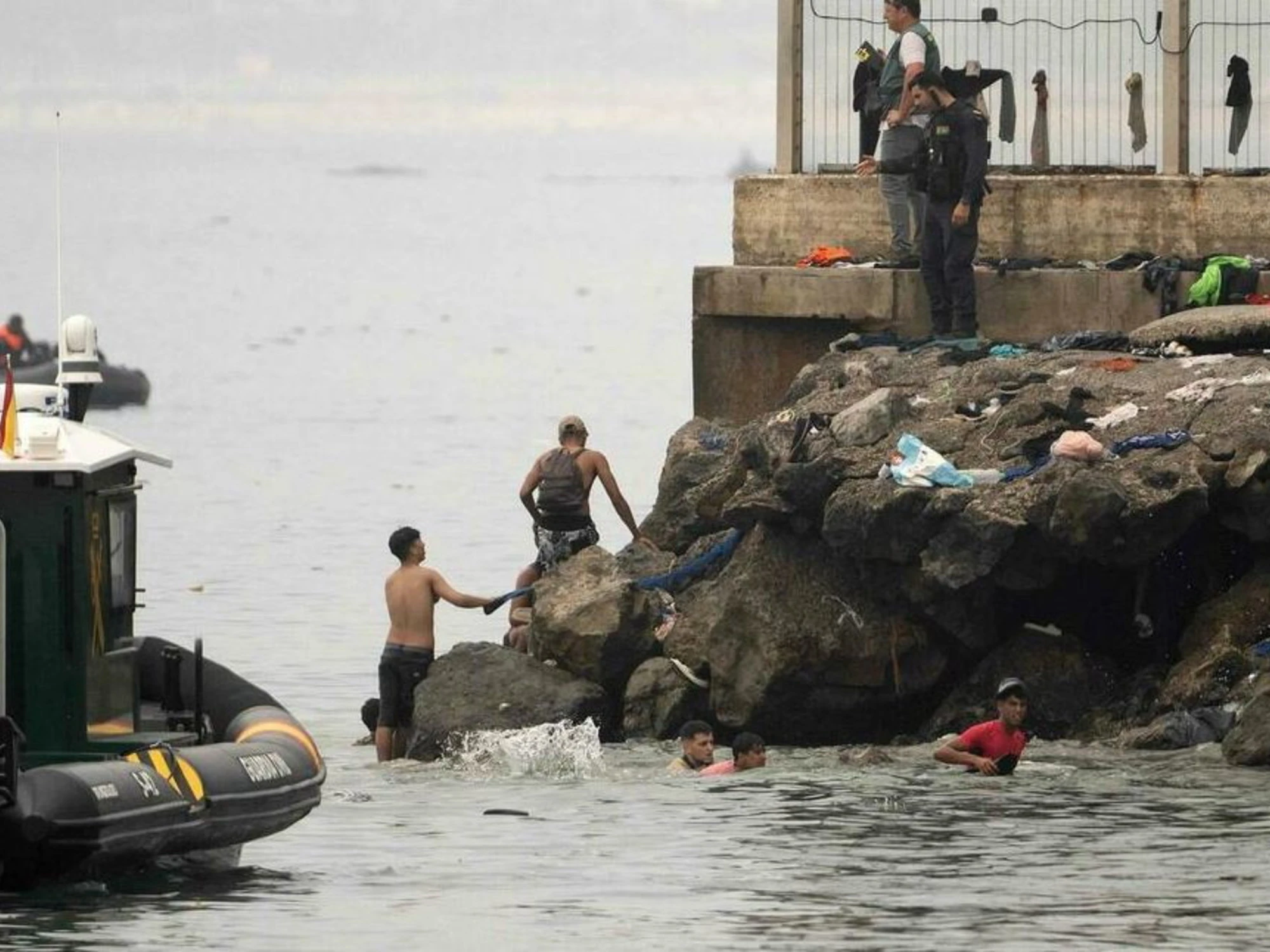 Ecco come Sanchez difende Ceuta: lo scandalo della motovedetta colabrodo