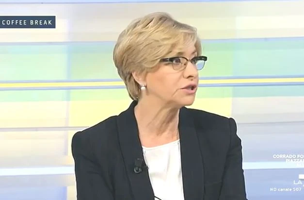 Luigi Di Maio umiliato anche da Roberta Pinotti: "Occhio a queste percentuali", come lo ammanetta