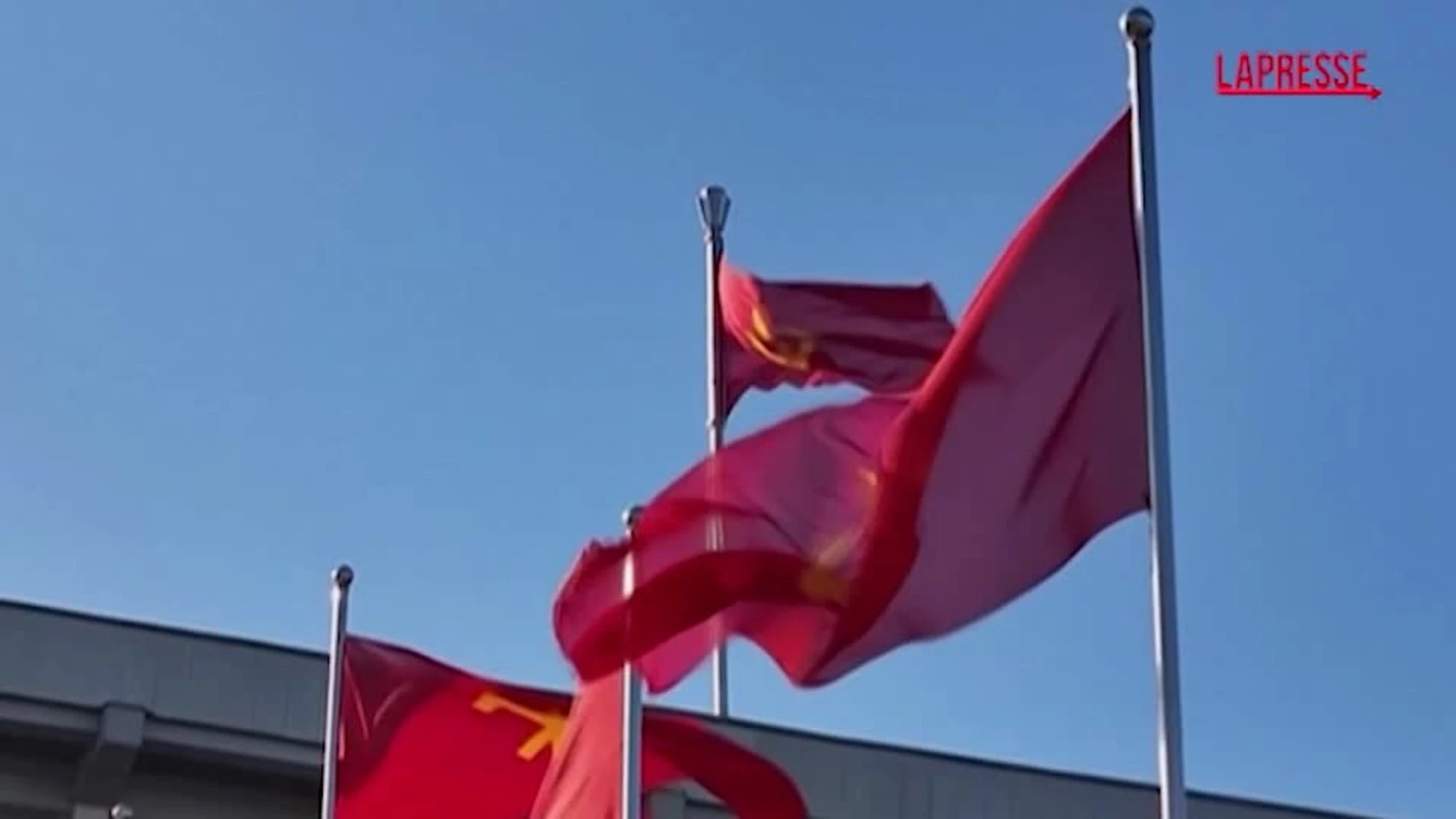 Corea del Nord, l'imponente esibizione di lanciarazzi guidata da Kim Jong Un