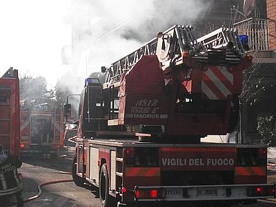 Bologna, madre e figlio muoiono nel loro appartamento per un incendio