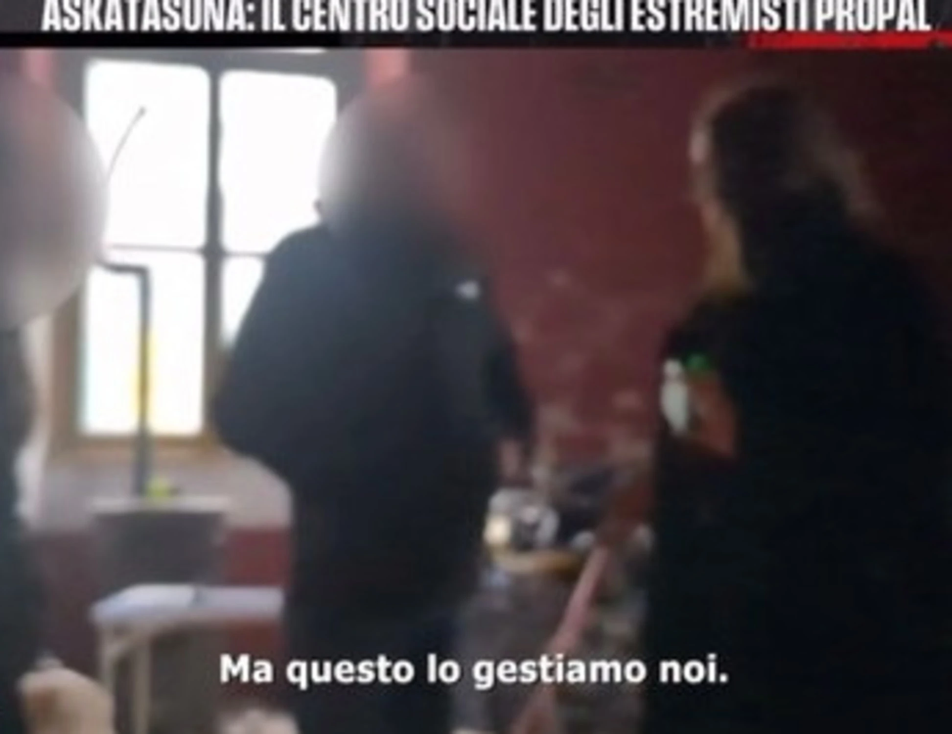 FarWest dentro il centro sociale Askatasuna: cosa mostra Rai 3, sinistra smentita