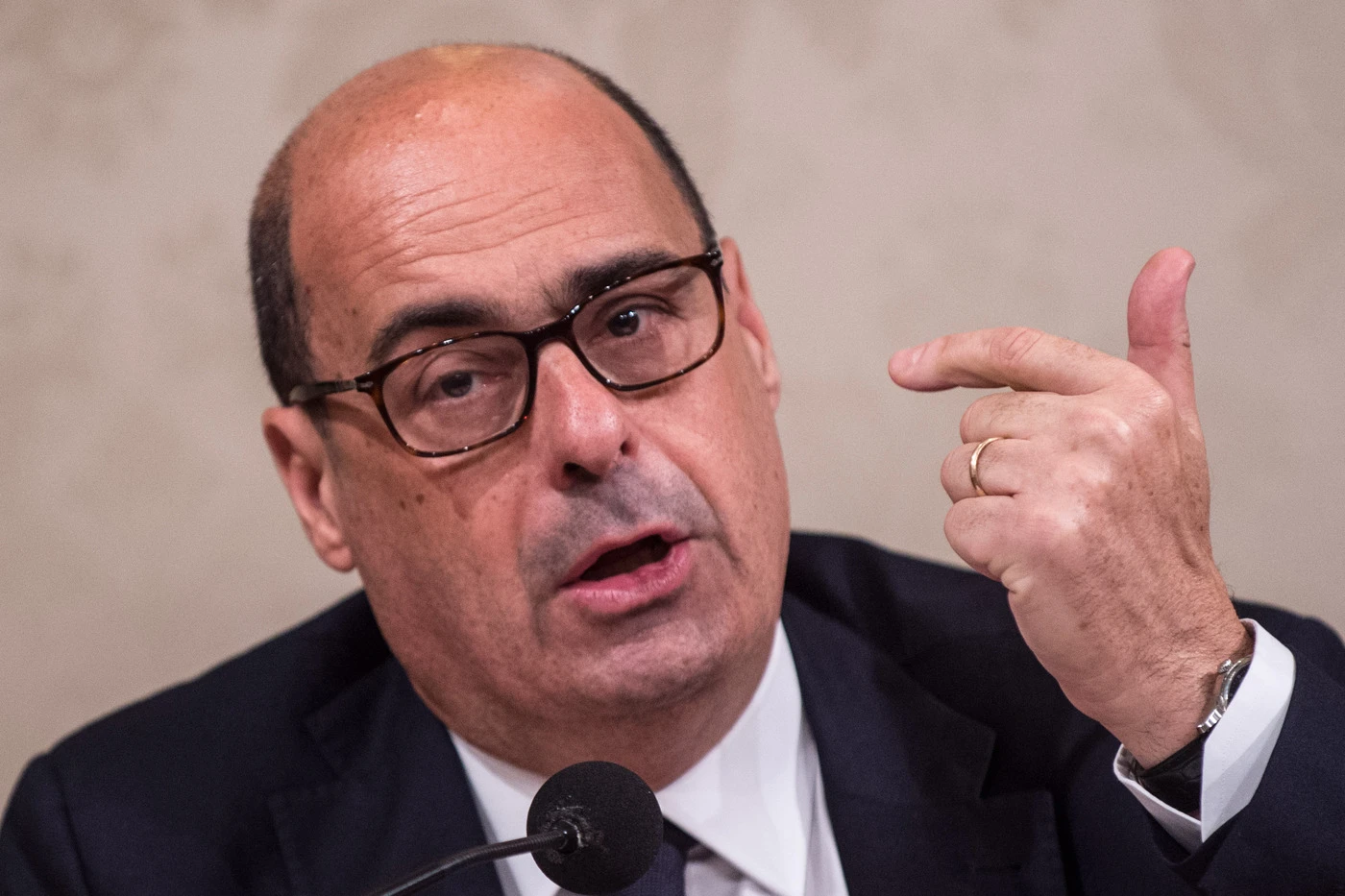 Nicola Zingaretti, il vergognoso elogio all'Urss: Pd e sinistra lo spacciano per democratico