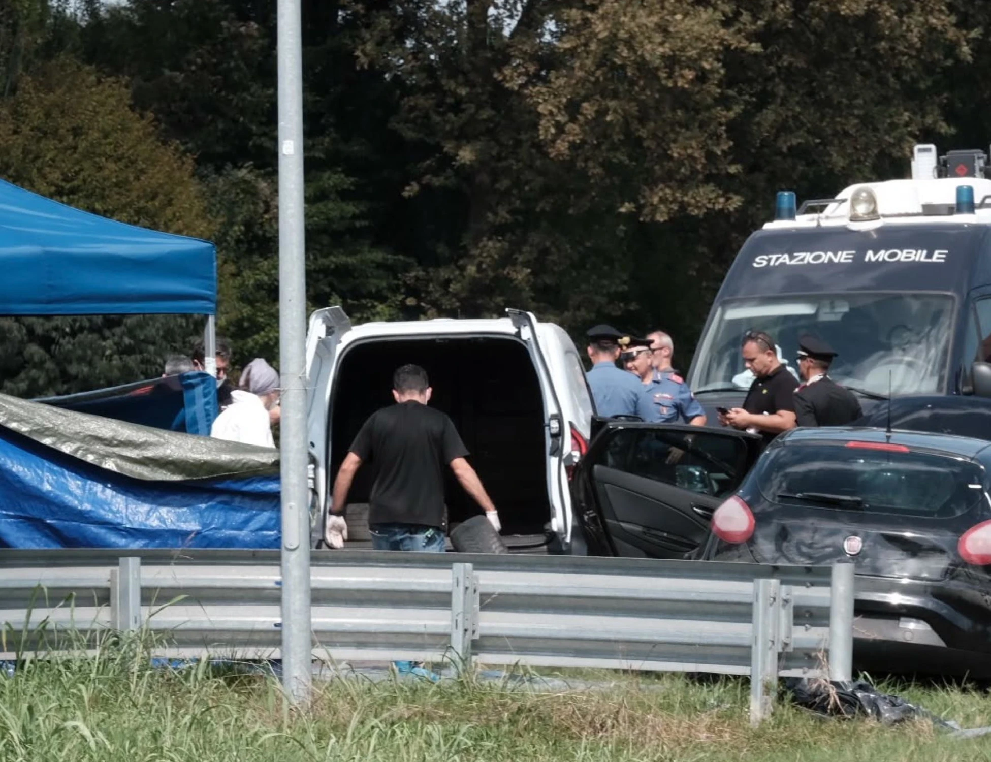Padova, un'auto nel fiume con un cadavere dentro: "Mani legate", la scoperta choc