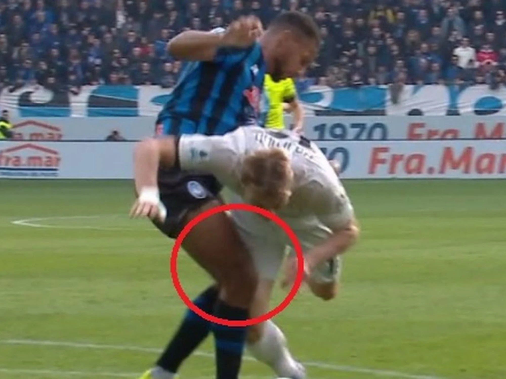 Napoli, insulta l'arbitro per il rigore negato: la moglie lo accoltella