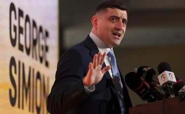 George Simion gela la sinistra: "Stessa linea di Giorgia Meloni"