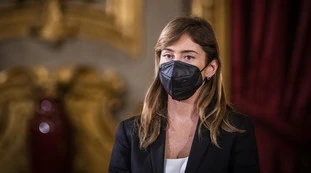 Maria Elena Boschi, la foto con luci soffuse, rossetto rosso fuoco e scollatura: ammiratori in visibilio