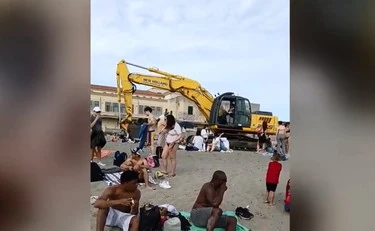 Ostia, ruspa in spiaggia tra i bagnanti: "Gravissimo"