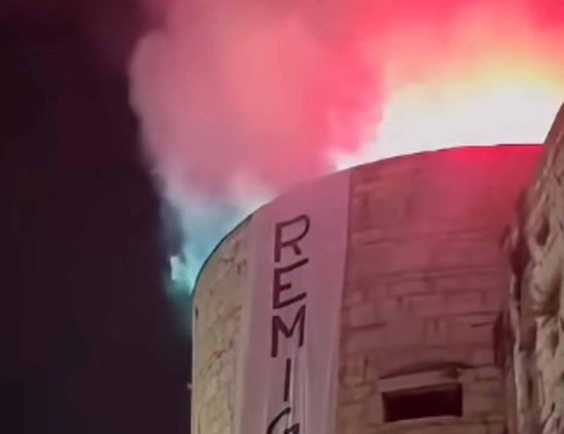 Brescia, blitz al Castello: lo striscione gigante "Remigrazione", è caos