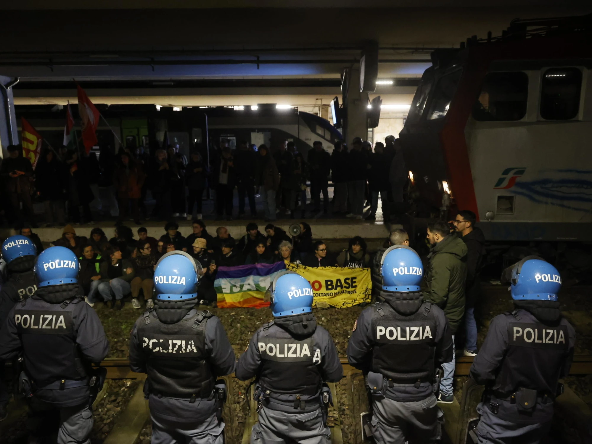 Caos alla stazione di Pisa: mezzi militari, i "pacifinti" fanno infuriare i viaggiatori