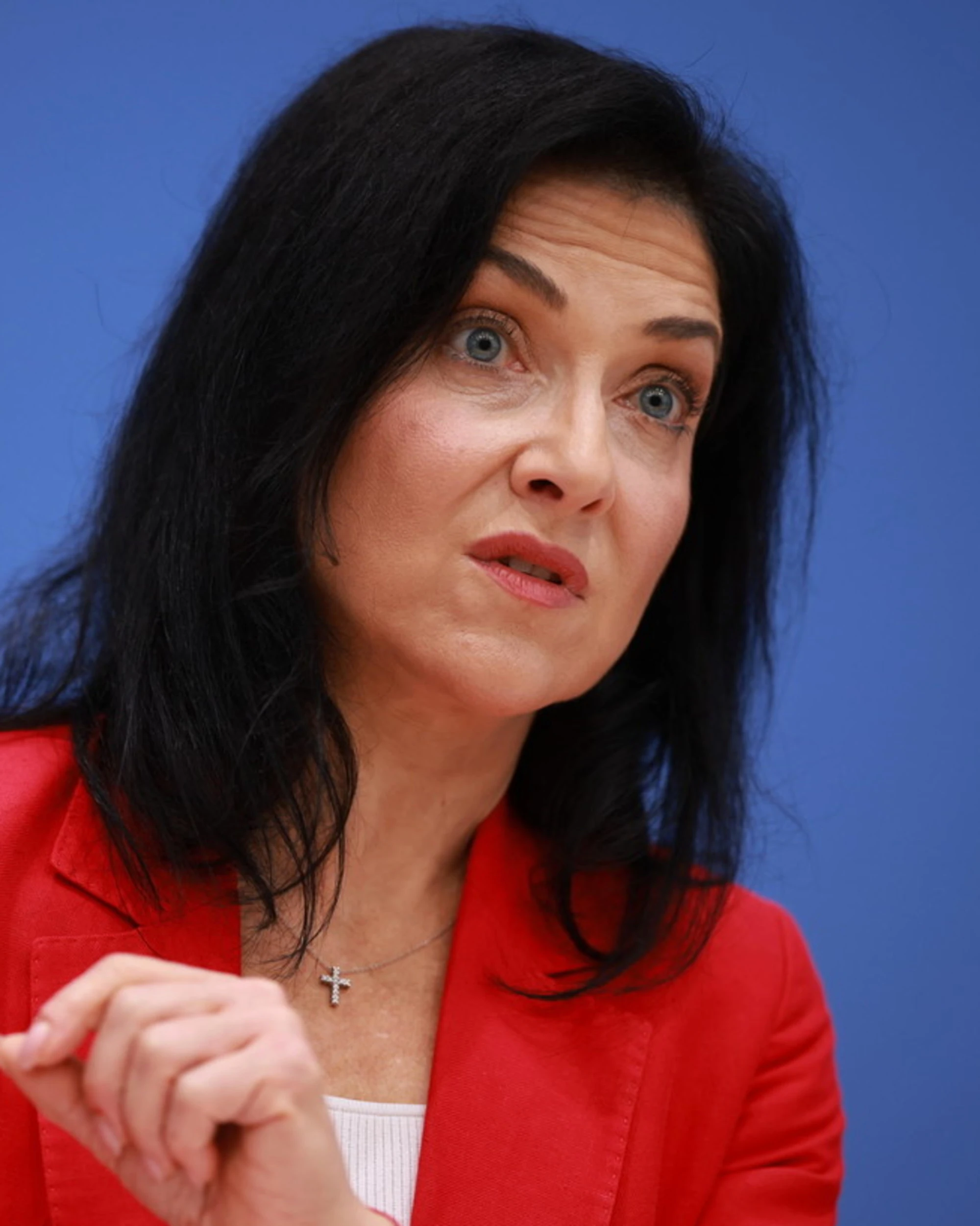 La Russia attacca Kiev: sotto le bombe c'è la ministra tedesca, fuga in cantina