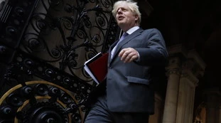 Immigrazione, il piano di Boris Johnson: sulle navi o tutti su un isola
