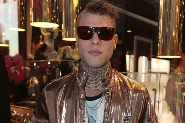 Fedez, guai per il nuovo singolo: "Istigazione alla droga"