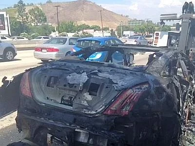 Dick Van Dyke vivo per miracolo, l'attore salvato da auto in fiamme /VIDEO