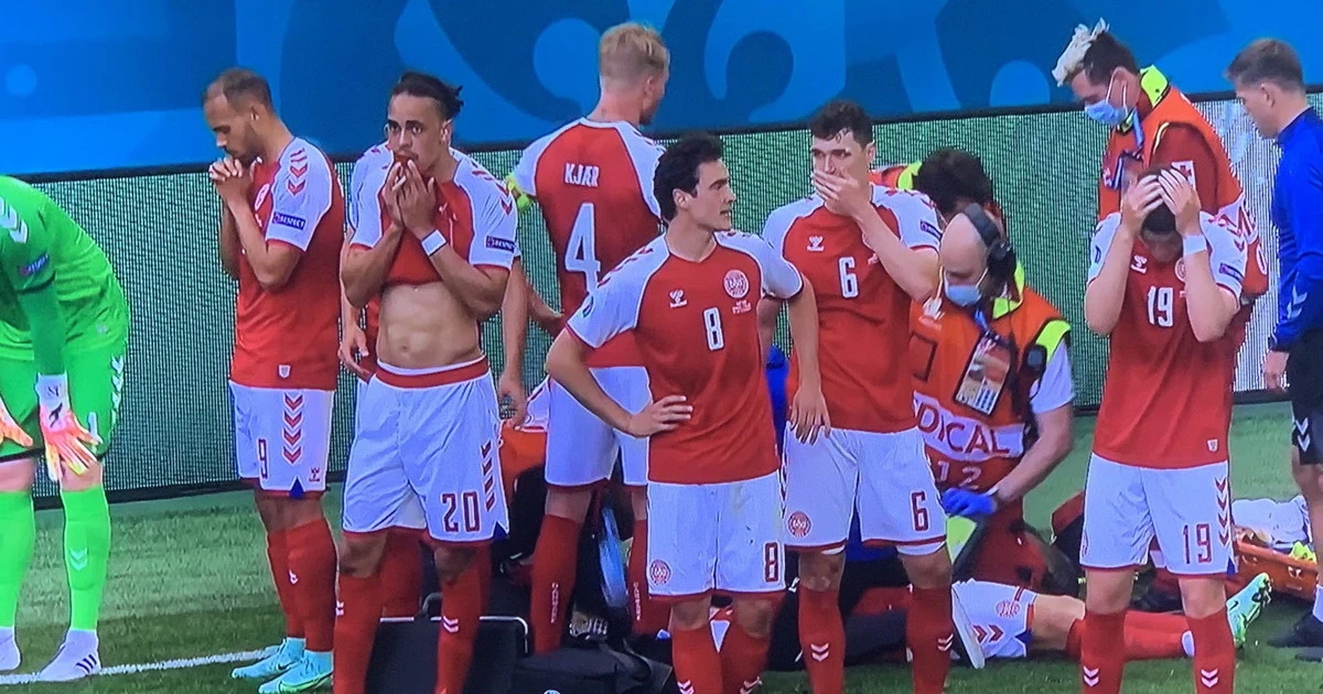 Euro 2020, arresto cardiaco per Christian Eriksen: "Non riescono a rianimarlo", dramma in campo