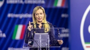 Meloni e la banana: sfregio alla leader FdI, vergogna sul Fatto