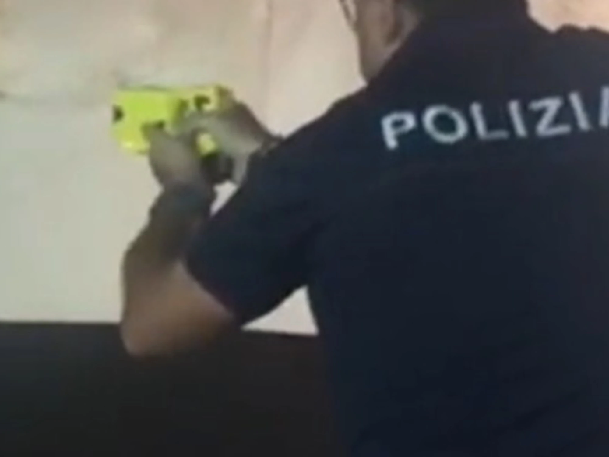 Taser agli agenti, la sinistra si frantuma in aula: cosa è successo