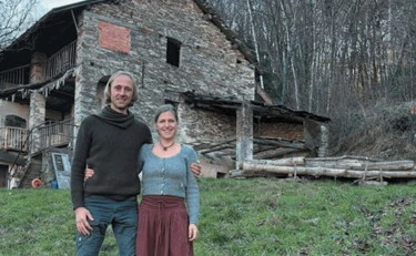 Famiglia nel bosco, come vivono i "neo rurali": una giornata con Sabine e Wouter