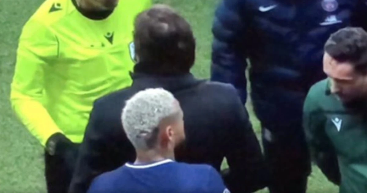Champions League, Psg-Basaksehir interrotta: "N***o", cosa scappa al quarto uomo. I calciatori lasciano il campo