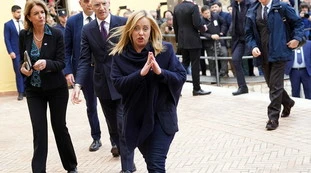 Giorgia Meloni a Cutro? "Censura" di Repubblica: gli applausi spariscono