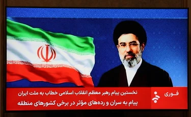 Iran, ll messaggio di Khamenei letto da una giornalista? "È in coma"