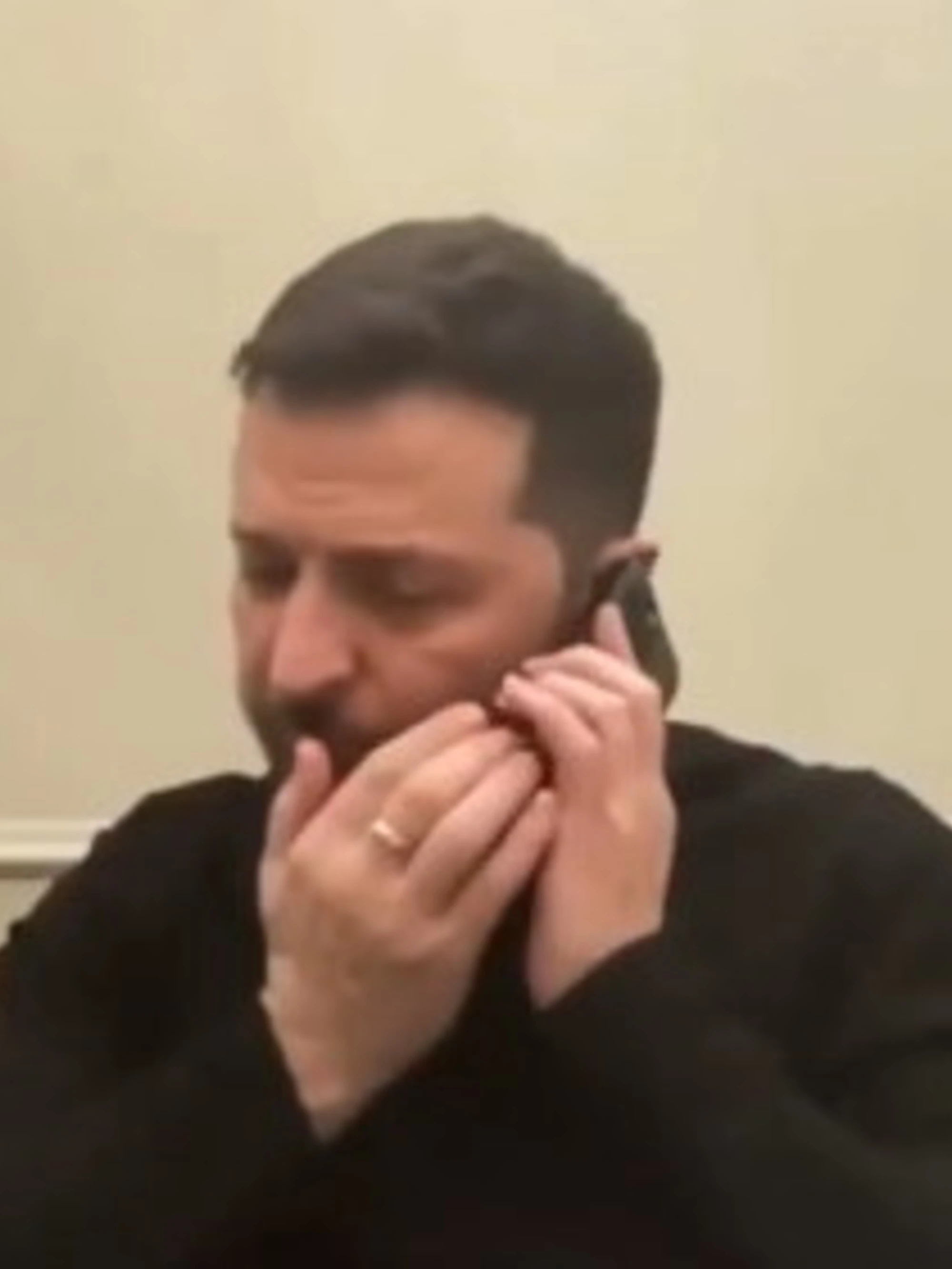Zelensky riattacca il telefono in faccia a Macron, sconcerto in sala stampa