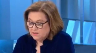 Mezz'ora in più, Lucia Annunziata mostra un sondaggio a Vito Crimi: "Non si arrabbi, ma il M5s è sotto il 15 per cento"