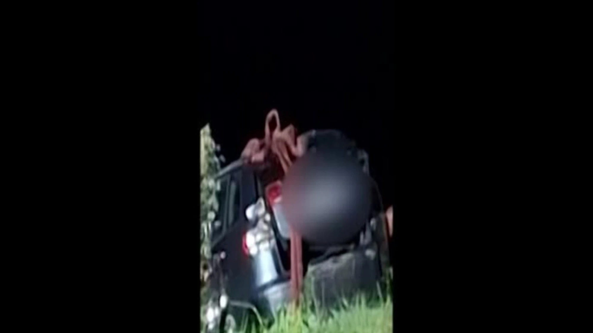 Torino, auto finisce nel Po: le immagini del recupero della vettura