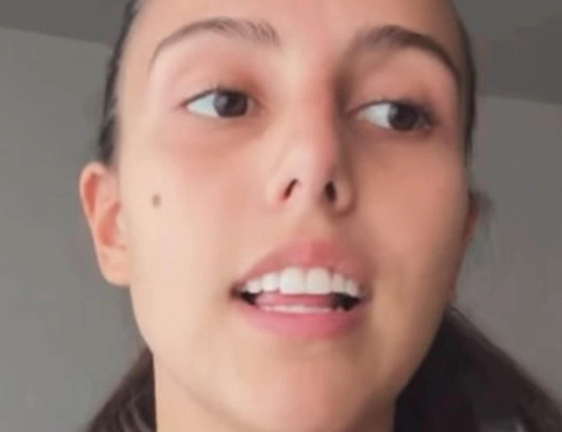 Ambra Angiolini, orrore contro la figlia: "10mila dollari o ti rovino. Sei nuda..."