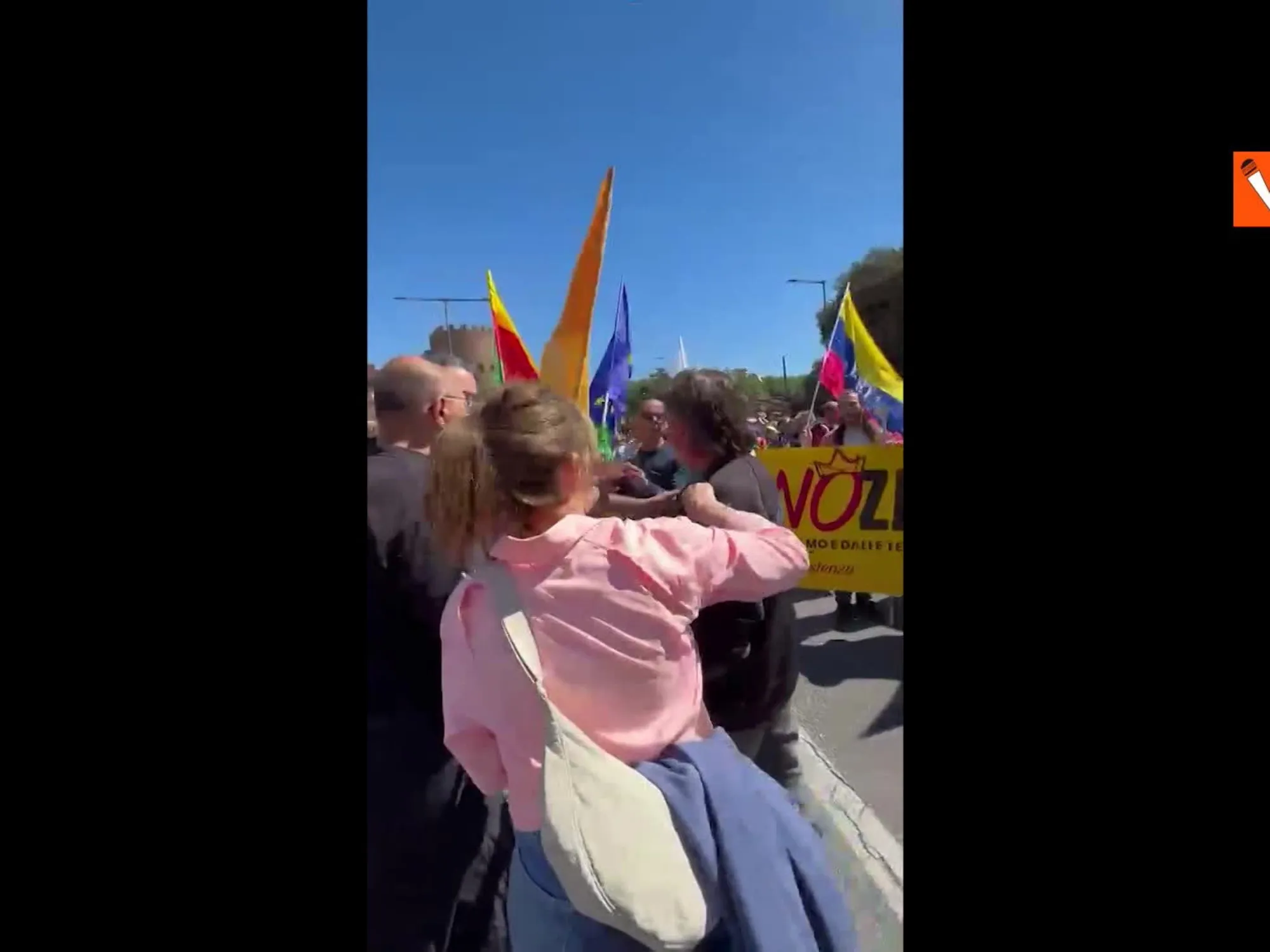 Bandiere bruciate: il video della rissa al corteo di Roma
