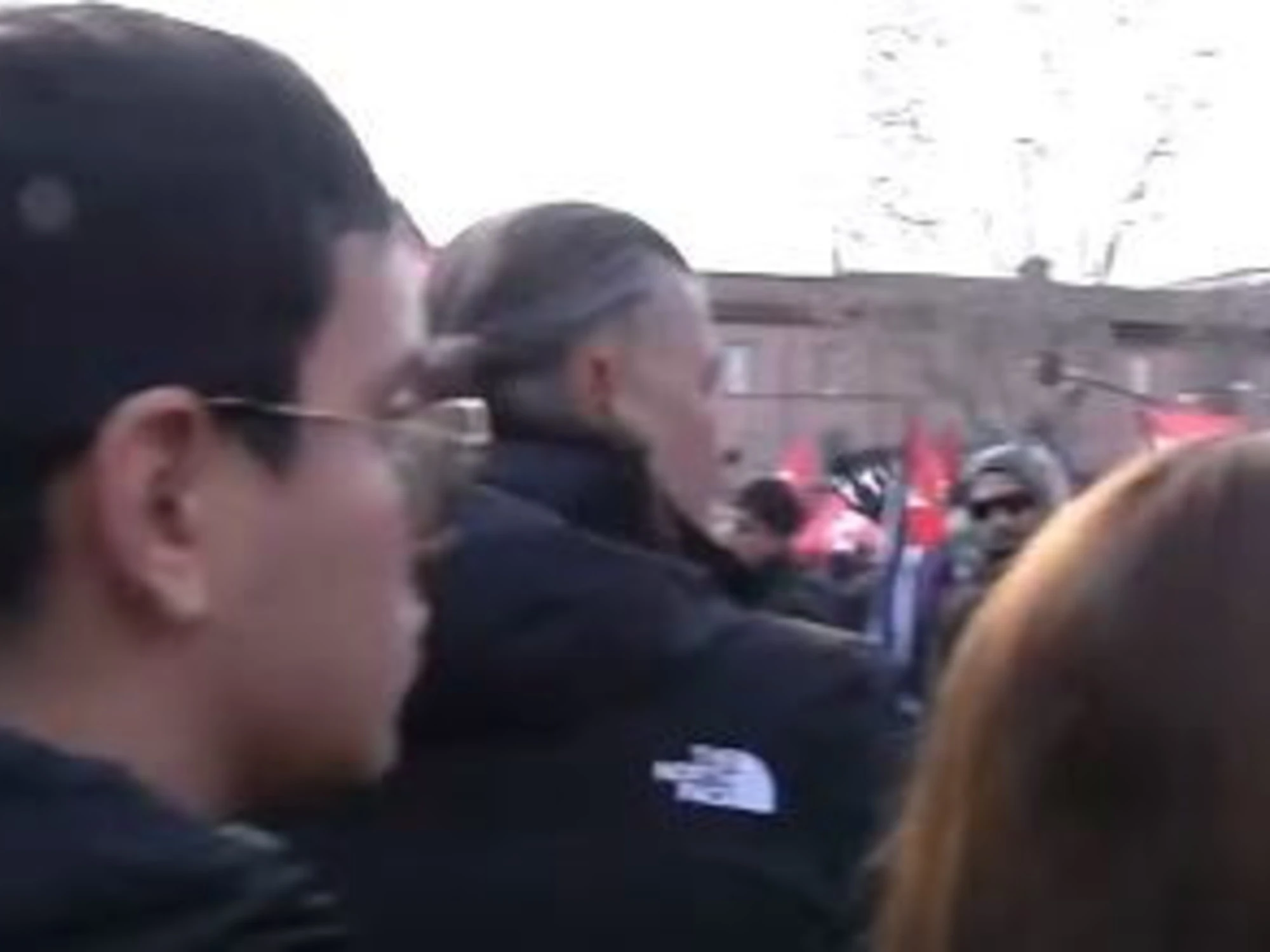 Quarta Repubblica, "M***, levati dal c***": caos in piazza, i rossi aggrediscono la cronista