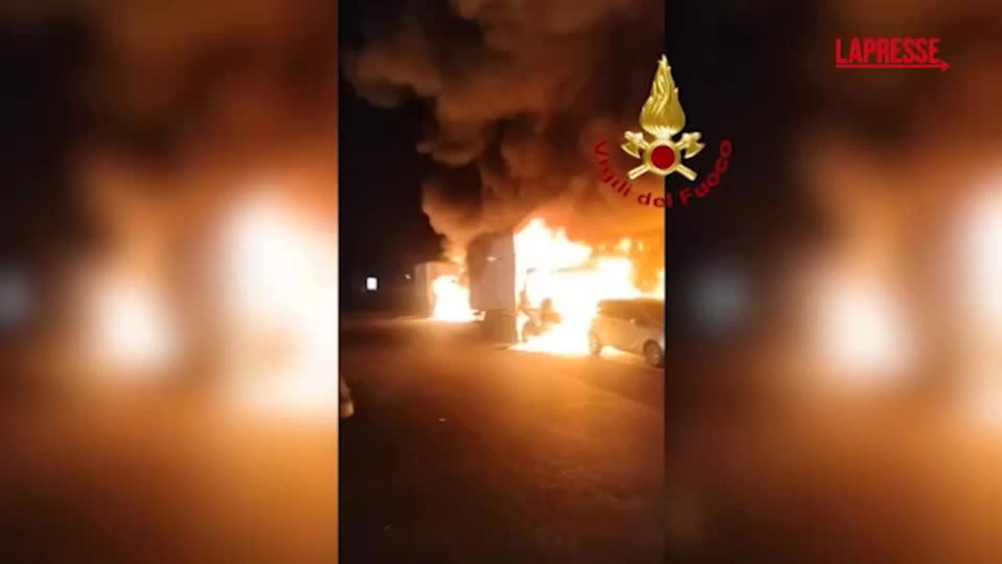 Settimo Milanese, autodemolitore in fiamme: le immagini del violento incendio