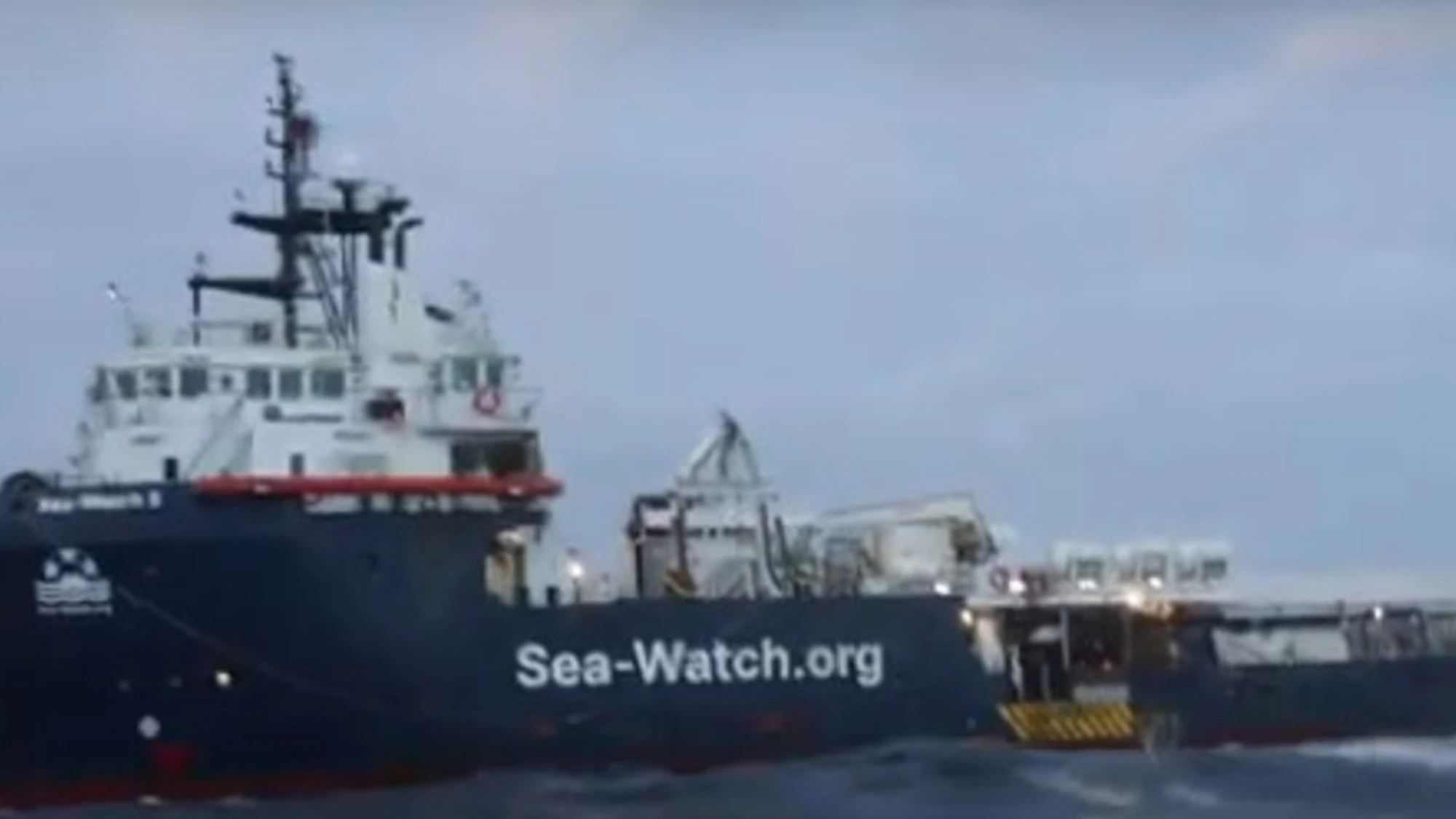 Sea Watch disobbedisce: sbarco a Trapani. Che cosa rischia ora l'Ong